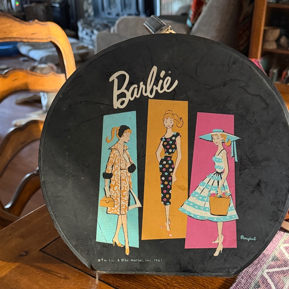 Barbie Black Round Case